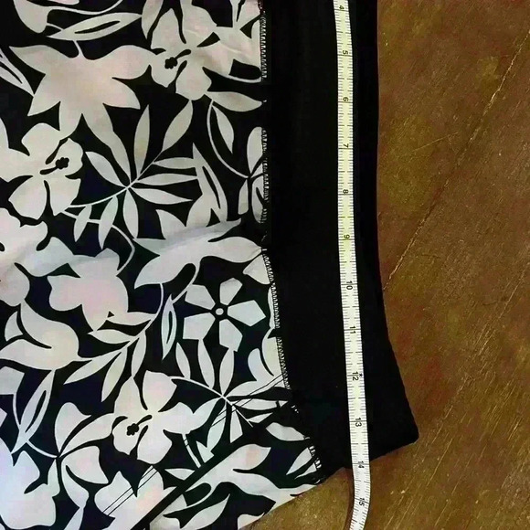 Lands End Size 2 Swim Skort Pretty Floral Design Summer Pool Beach Active Black - Picture 6 of 8
